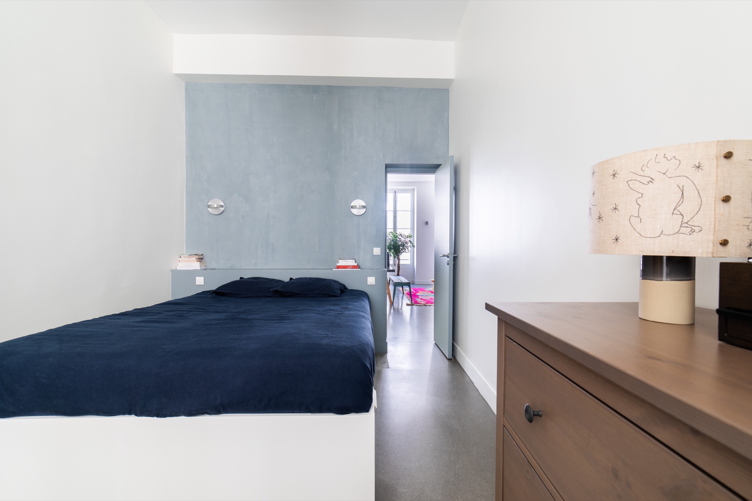 Chambre aux tons bleu profond