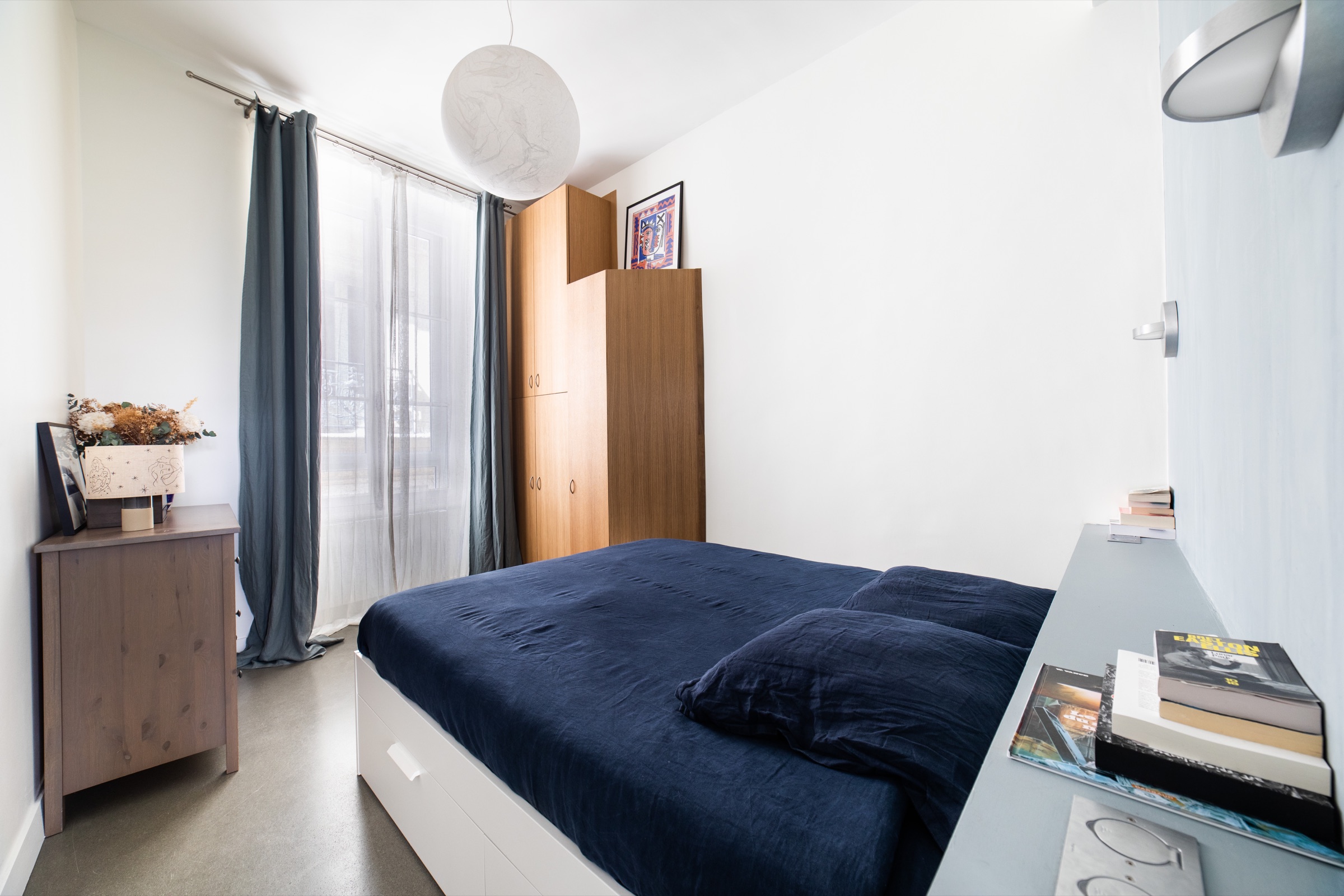 Chambre lumineuse et rangements en bois