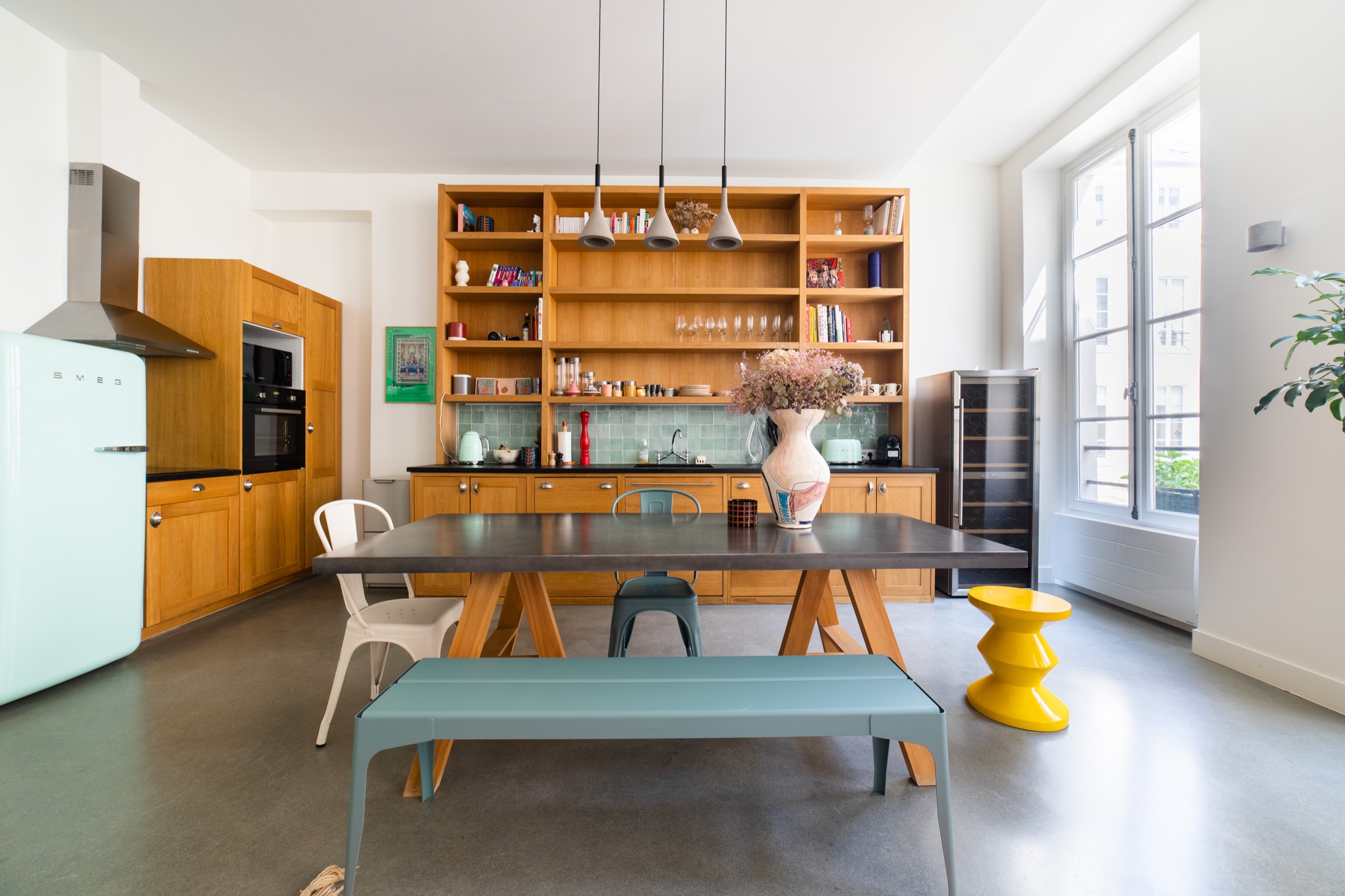 Cuisine en bois et mobilier coloré