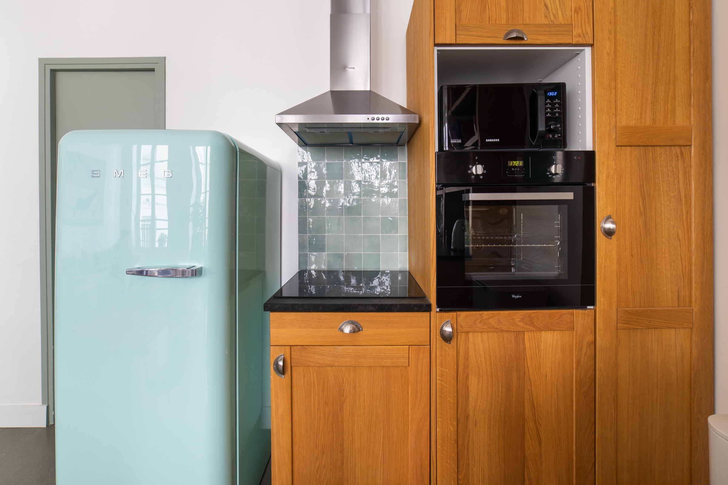 Détail de la cuisine et du réfrigérateur vert d’eau