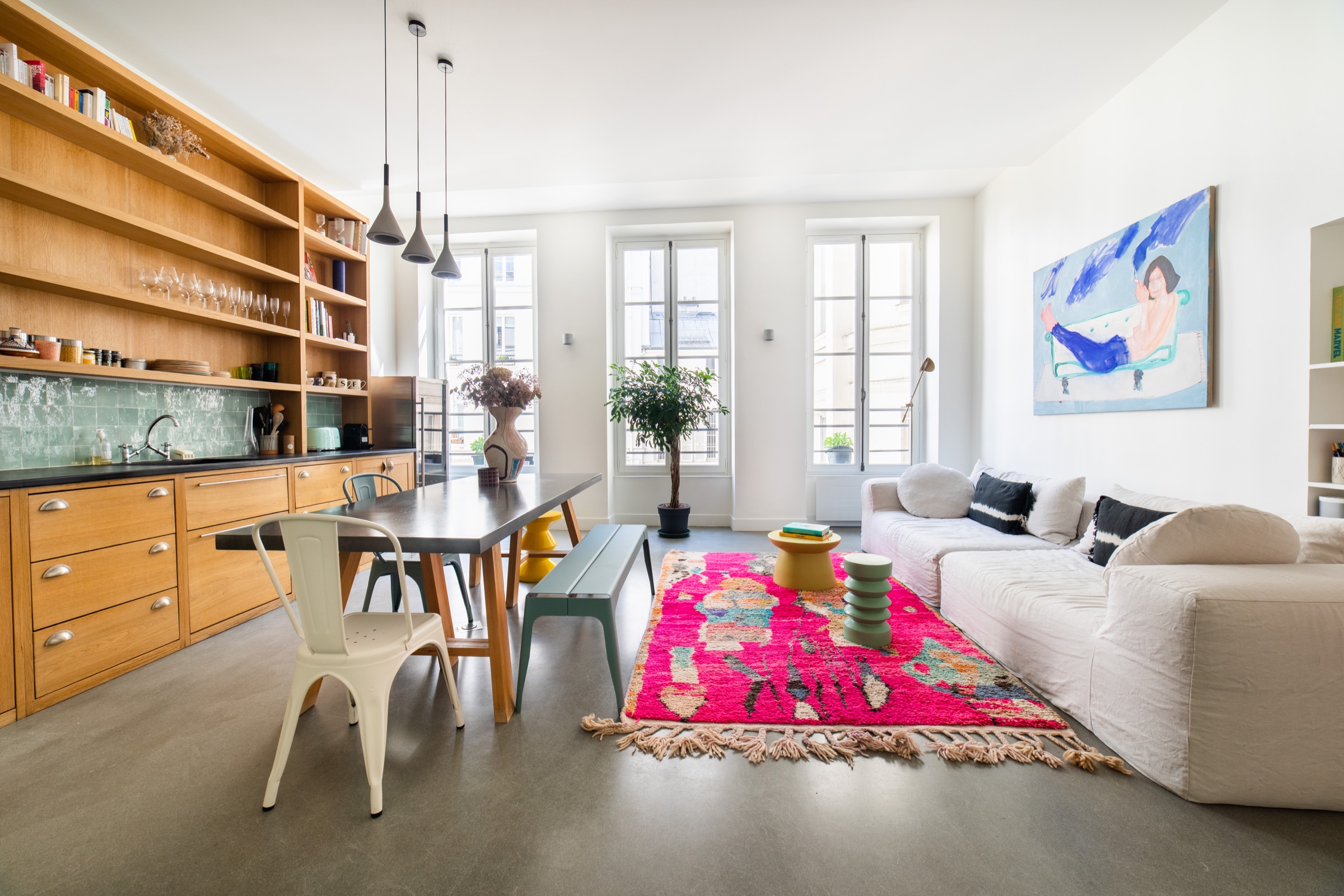 Séjour lumineux d’un appartement parisien