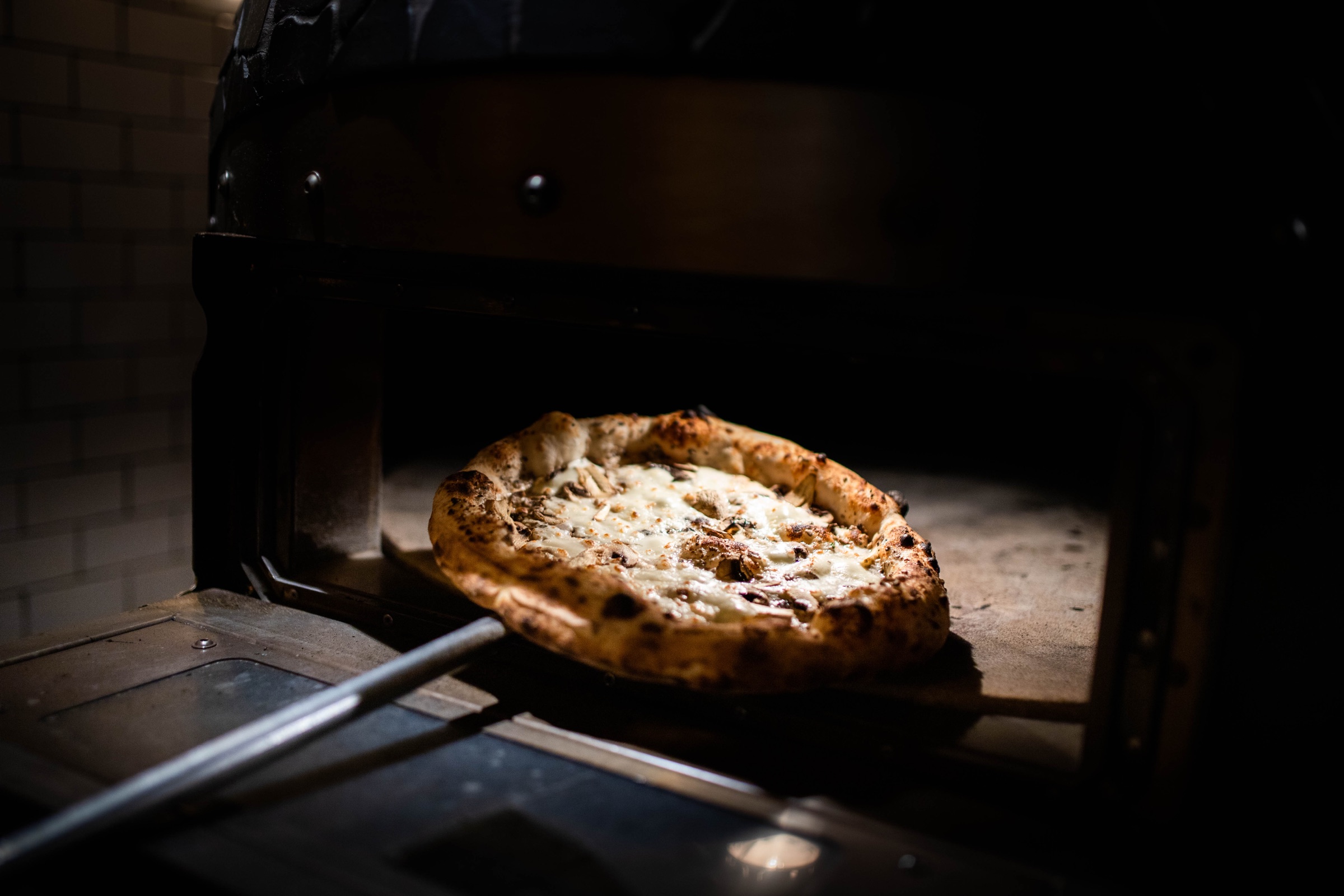 Pizza à la sortie du four