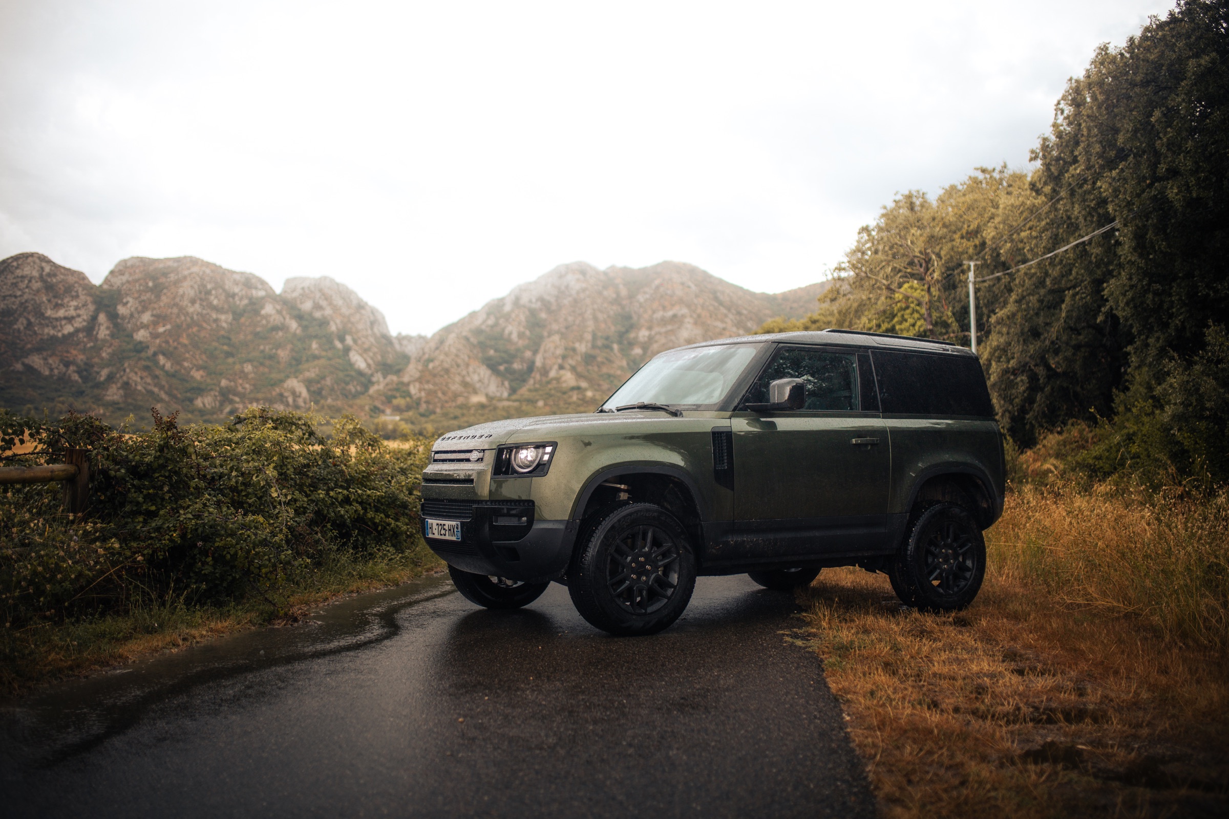 Land Rover Defender en pleine nature