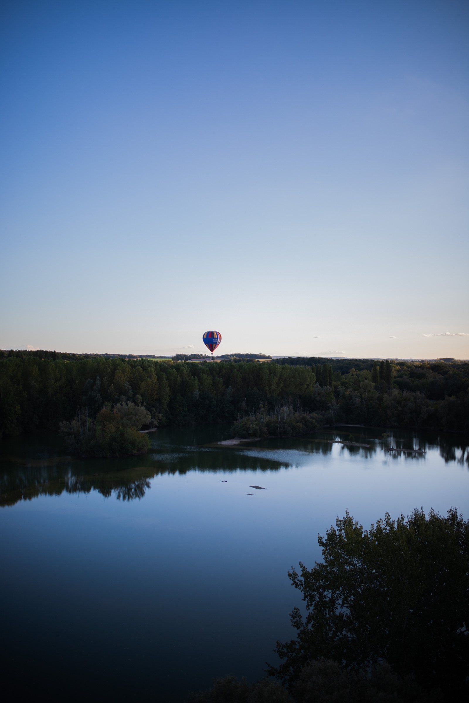 Montgolfière au-dessus d’un lac de Fontainebleau