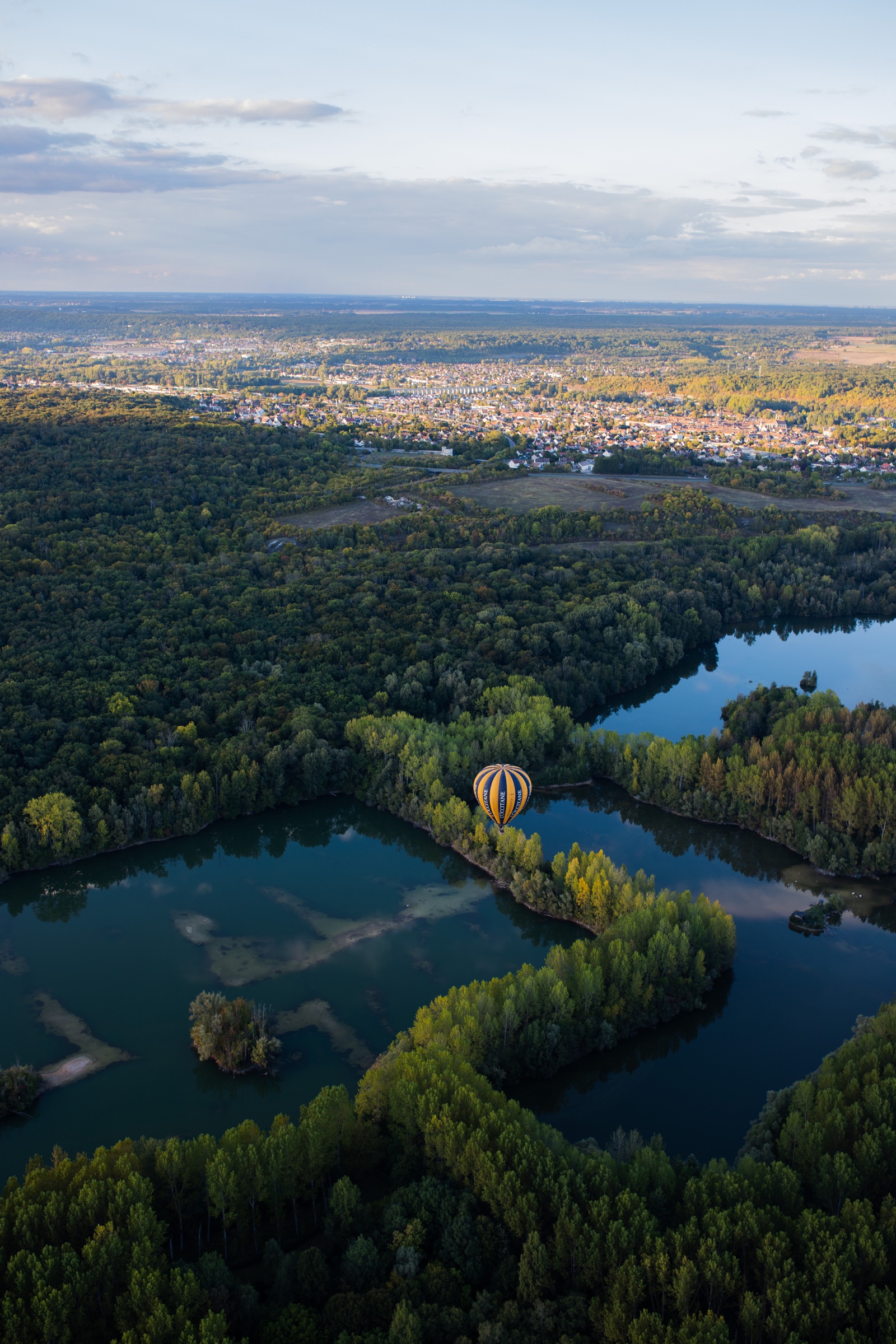 Montgolfière survolant les lacs et la forêt