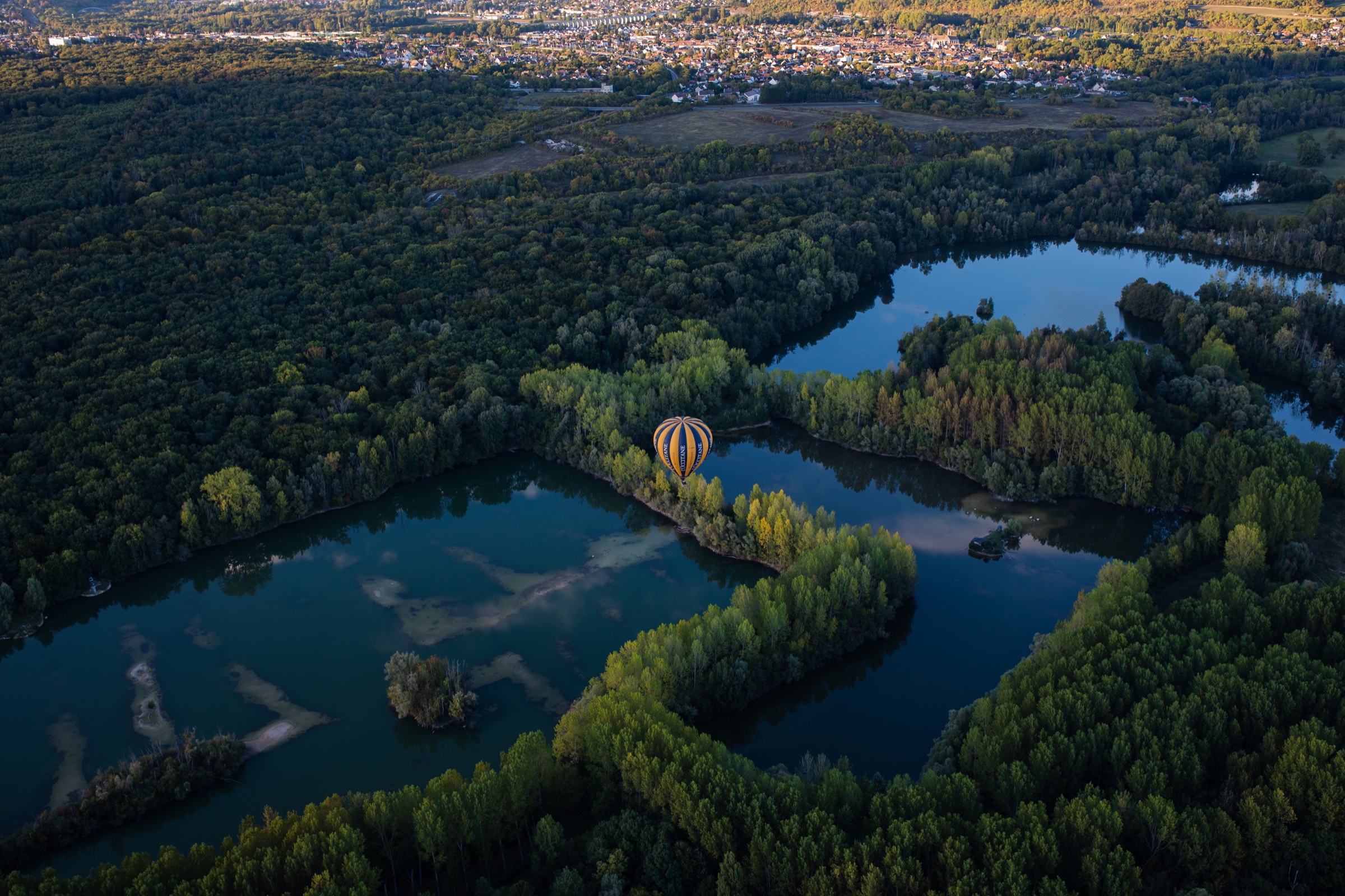 Montgolfière au-dessus des lacs de Fontainebleau