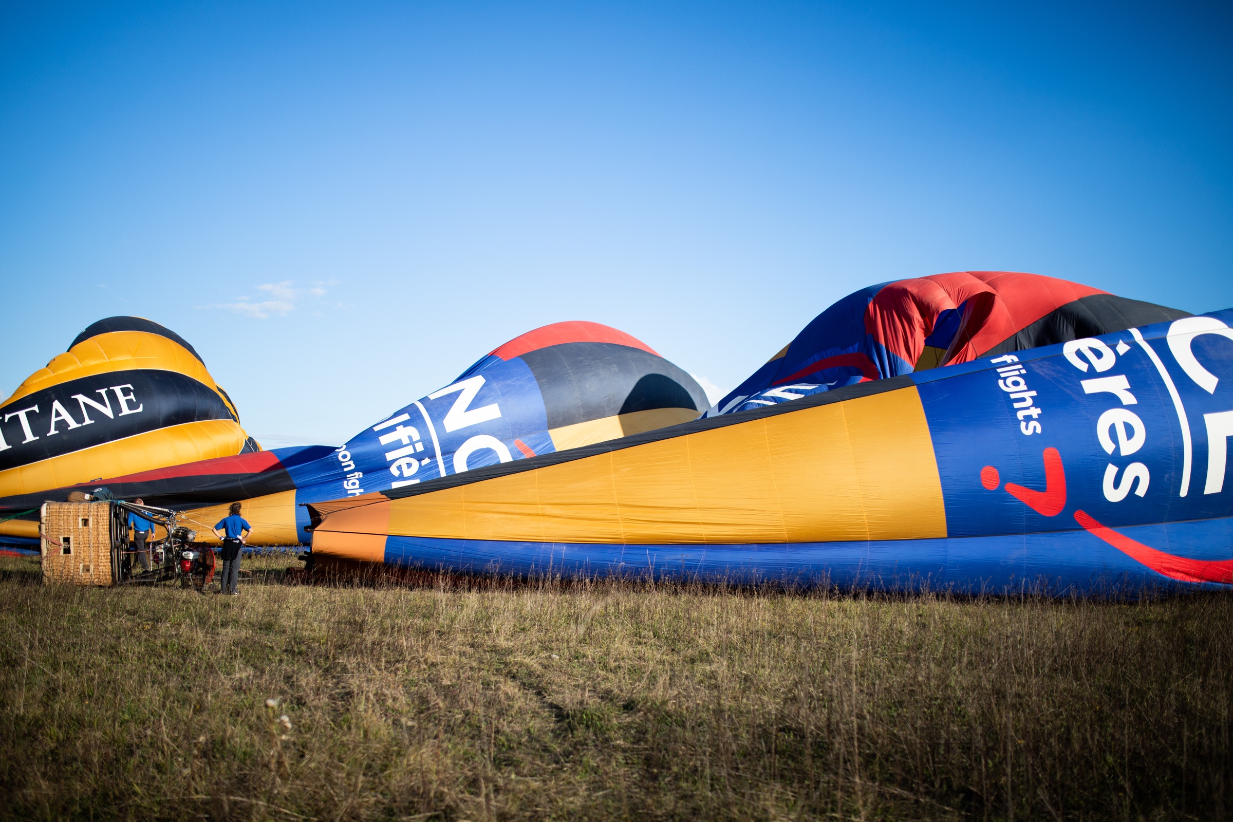 Montgolfières en préparation avant le décollage