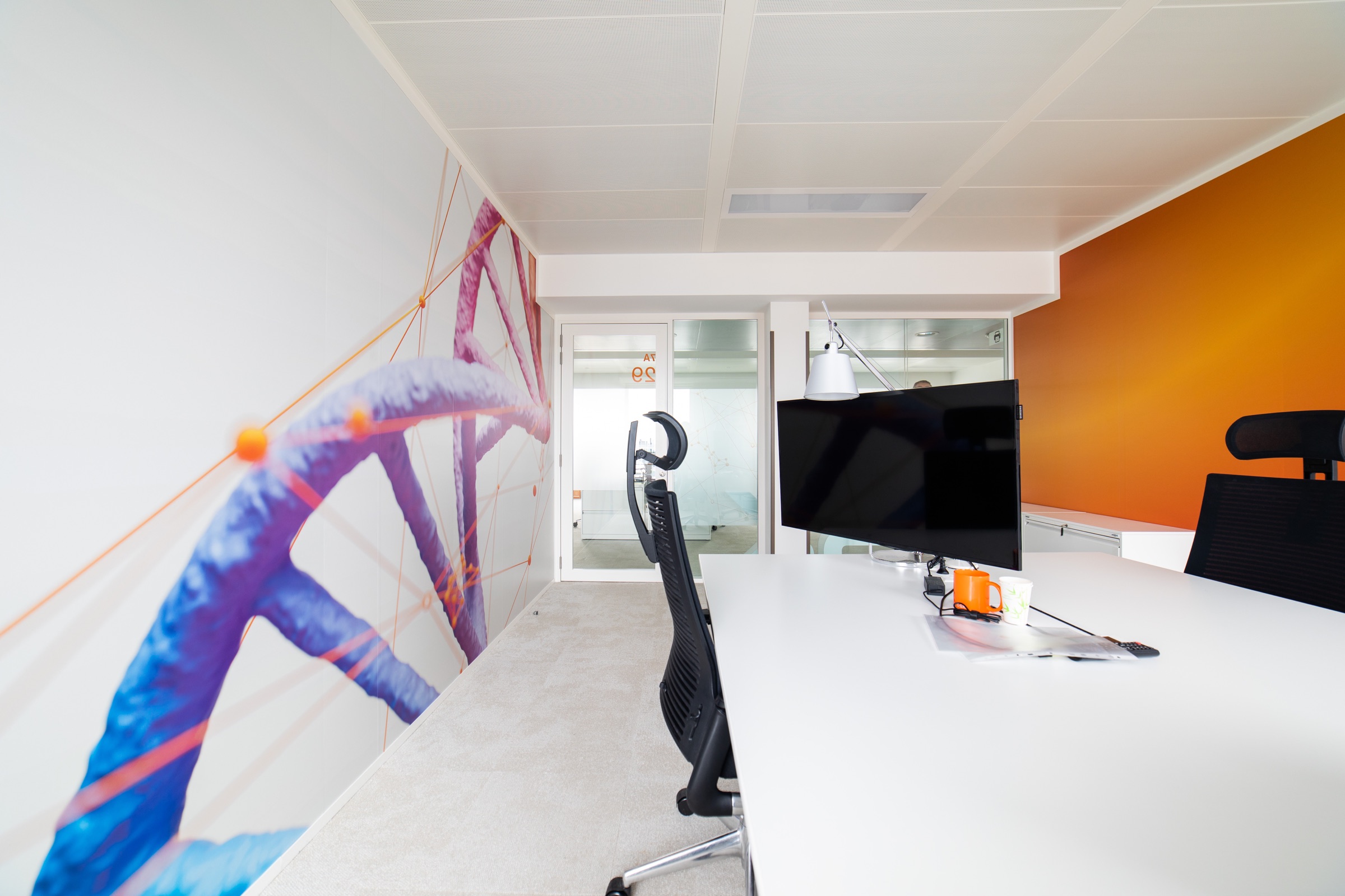 Bureau aux détails graphiques orange