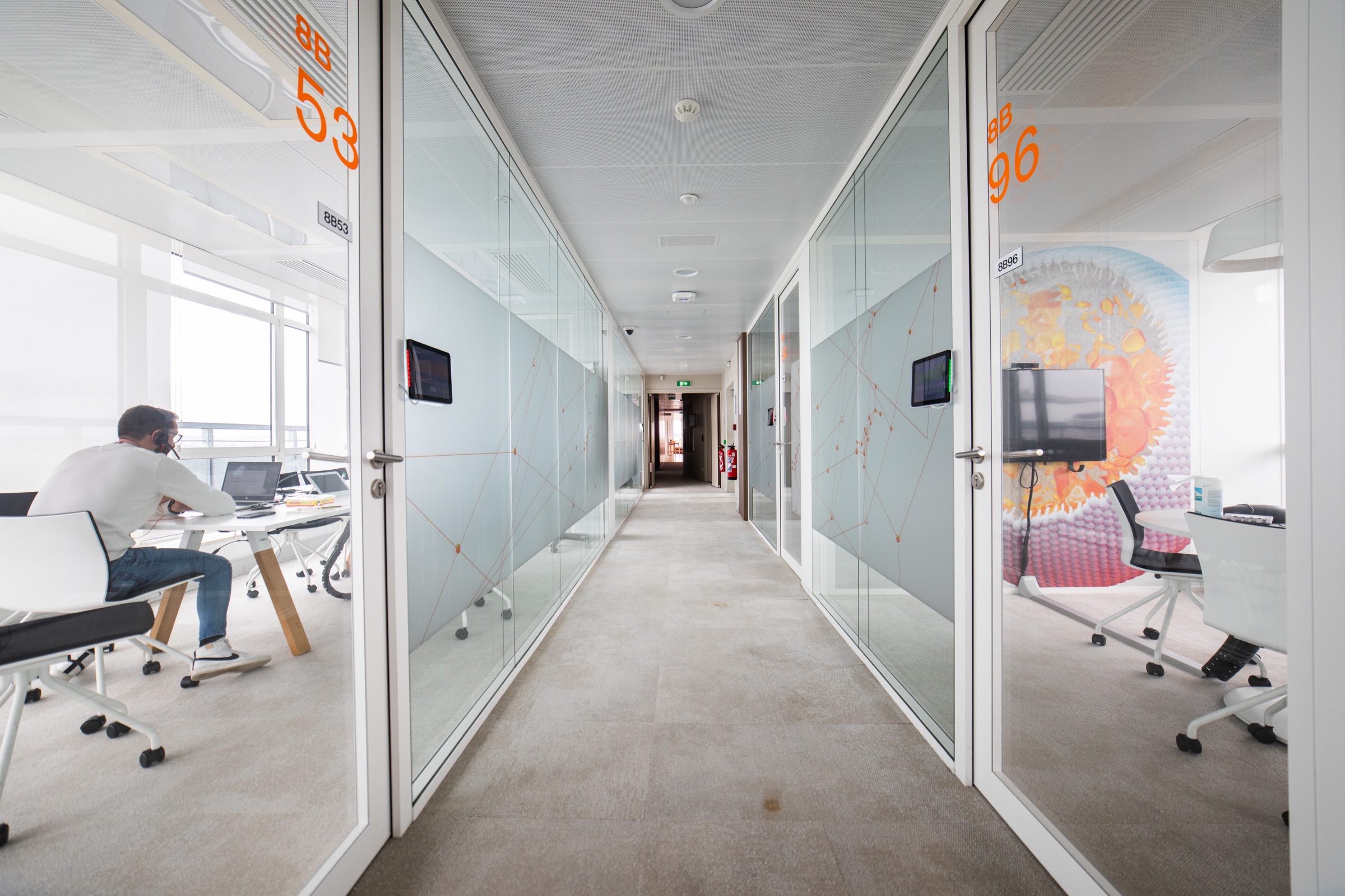 Couloir vitré des bureaux GSK