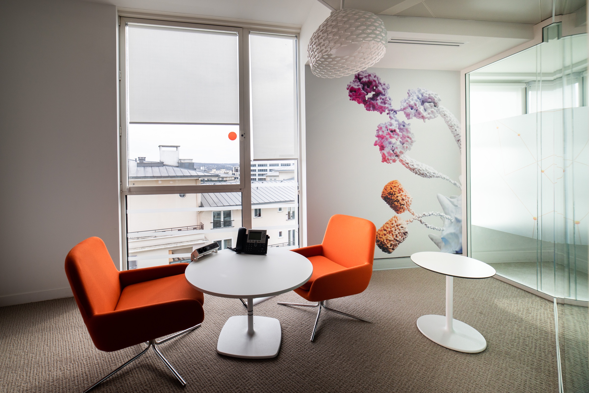 Espace de réunion aux fauteuils orange