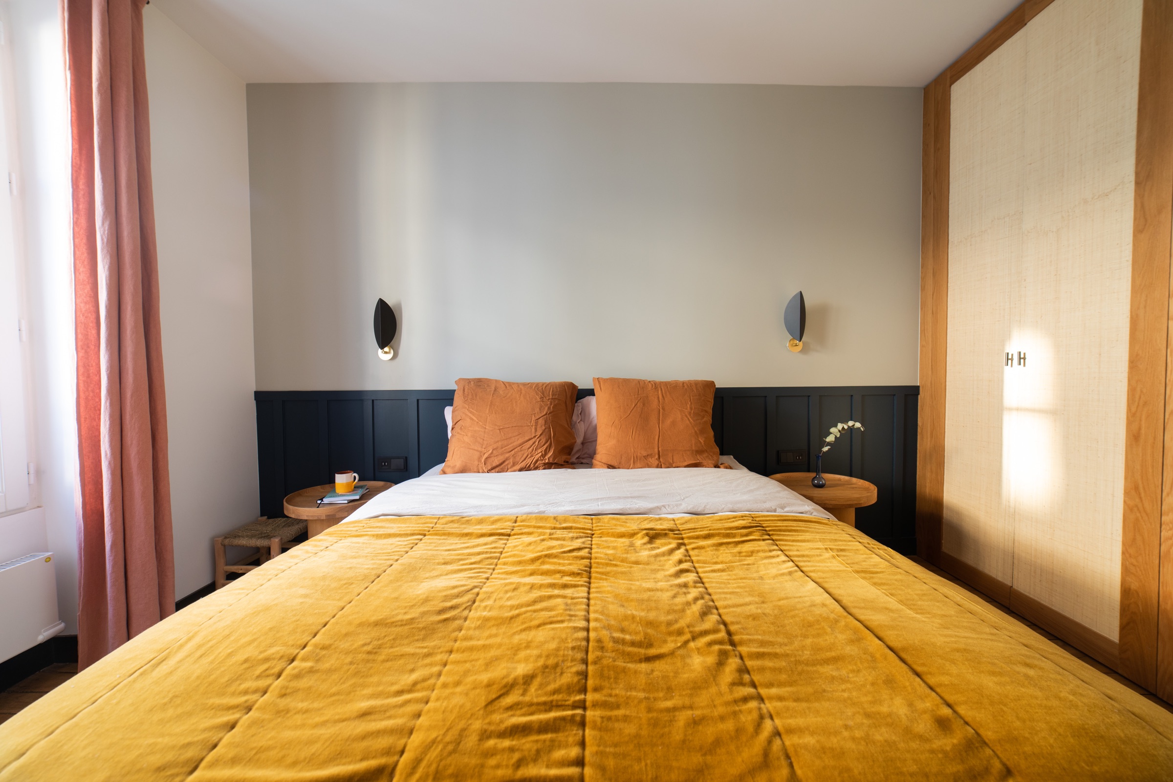 Chambre aux tons ocre et bois
