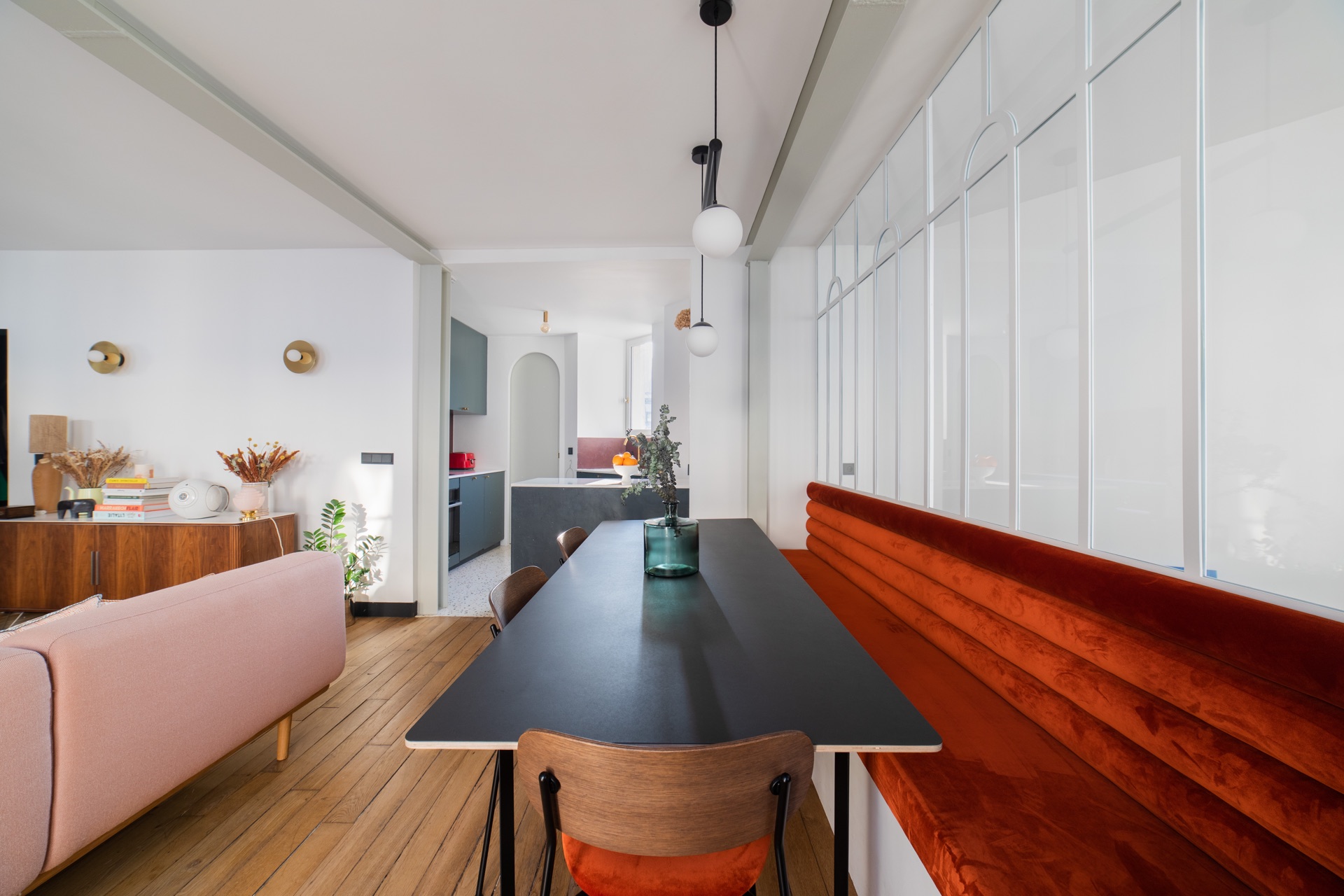 Salle à manger lumineuse et banquette orange
