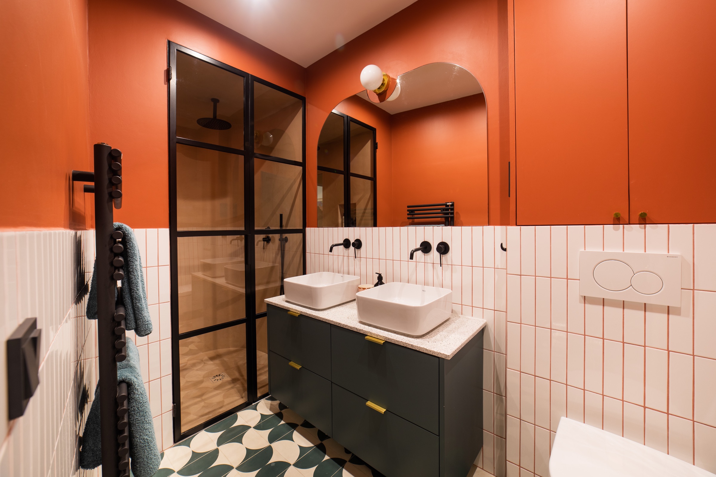 Salle de bain aux murs terracotta