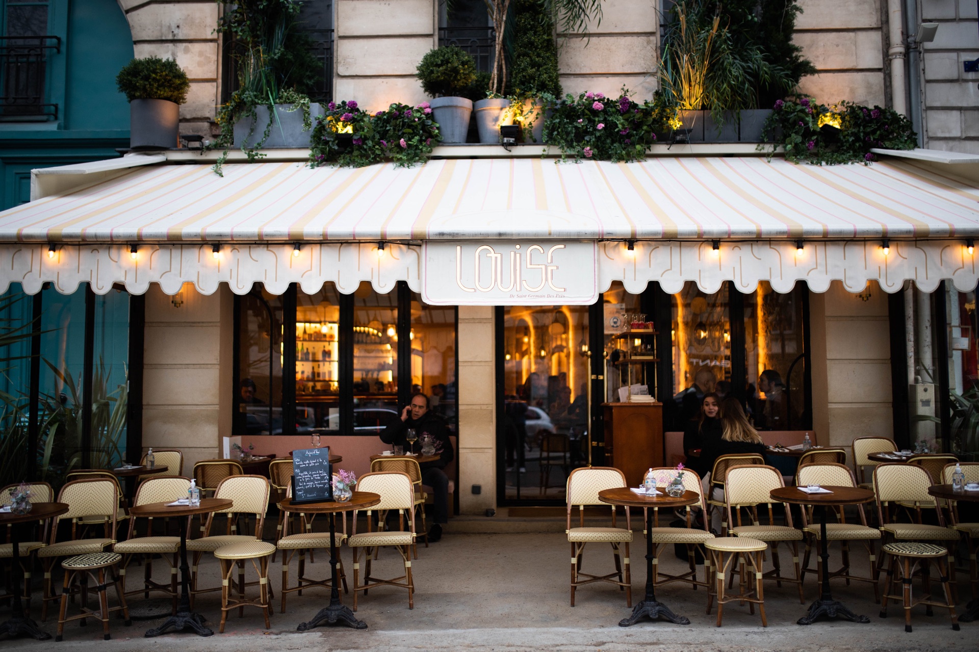 Façade et terrasse du restaurant Louise