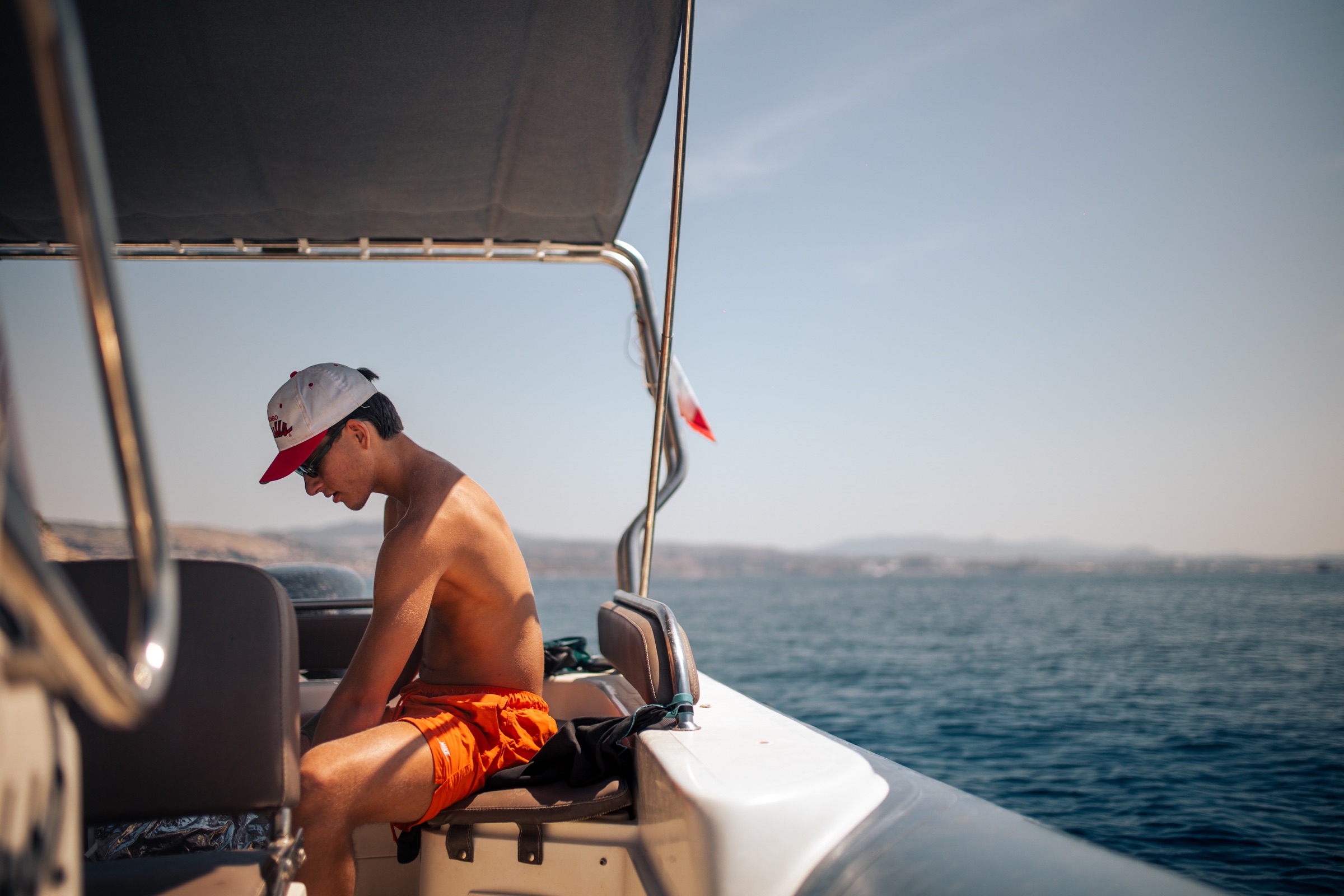 Jeune homme à bord d’un bateau face à Marseille