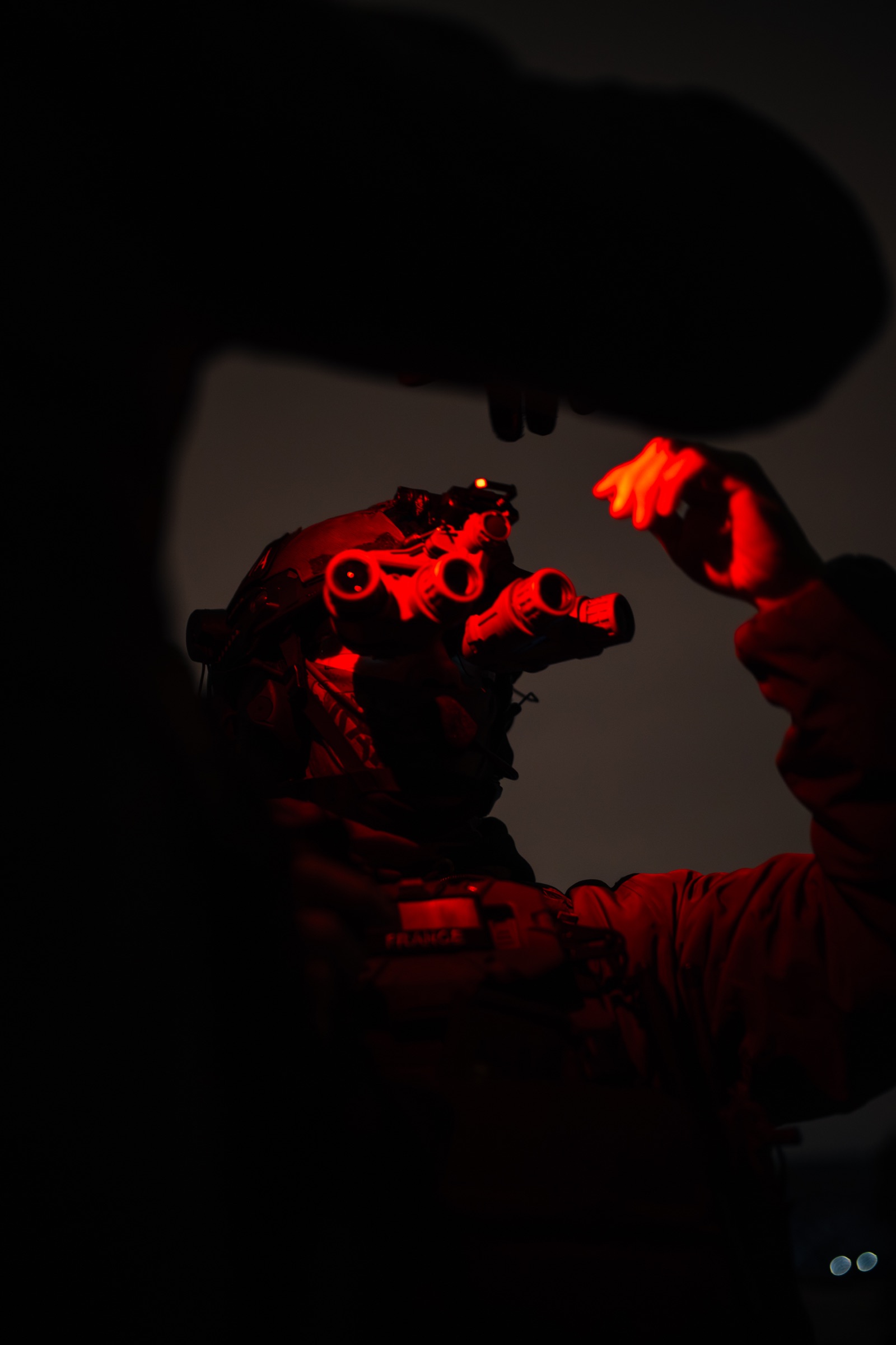 Opérateur du RAID en vision nocturne rouge