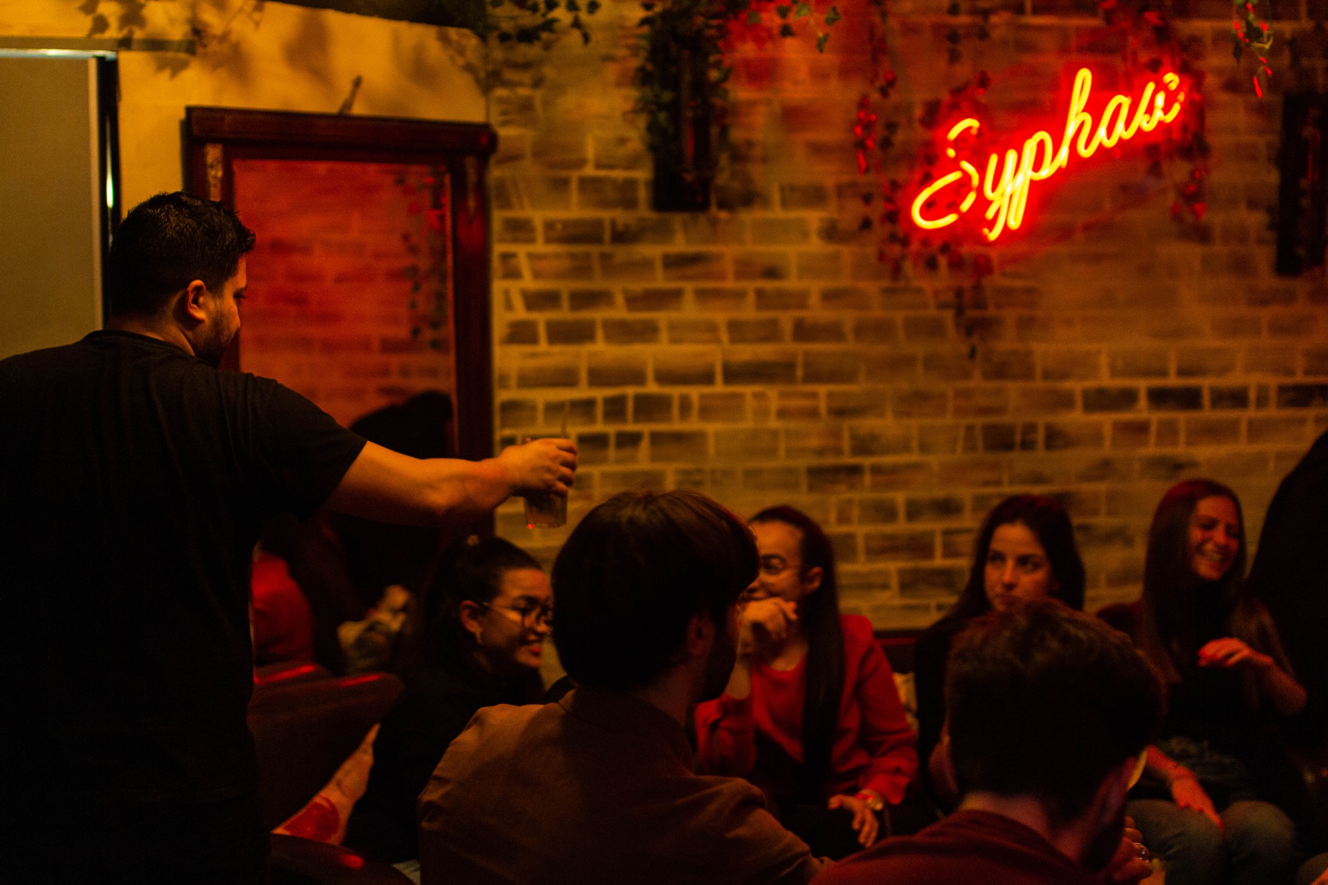 Service dans l’ambiance nocturne du Syphax