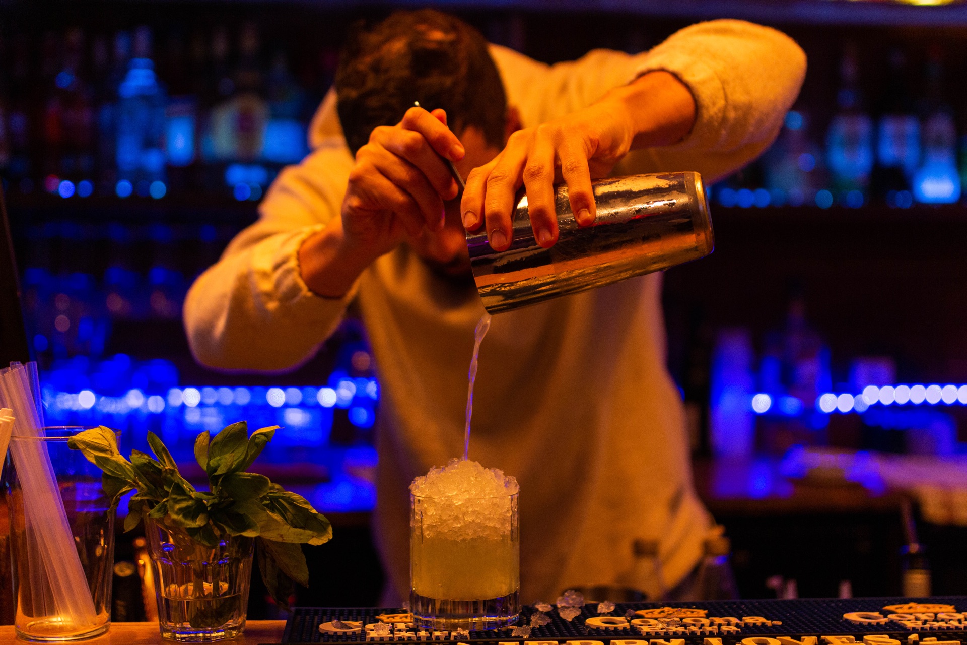 Préparation d’un cocktail au bar