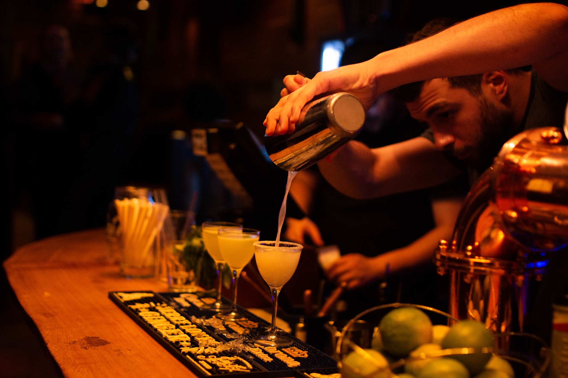 Cocktails préparés derrière le comptoir