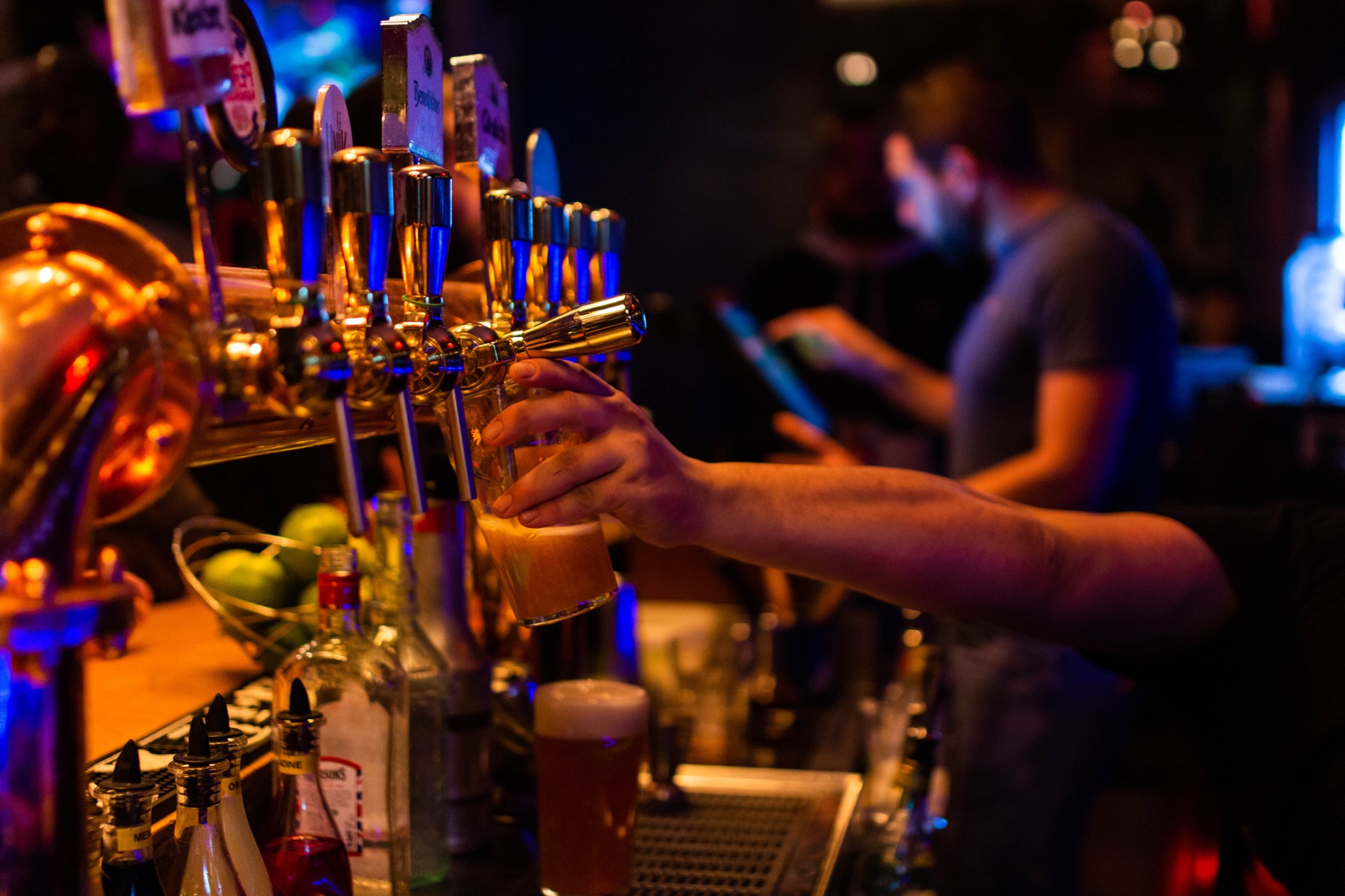 Service à la tireuse du bar